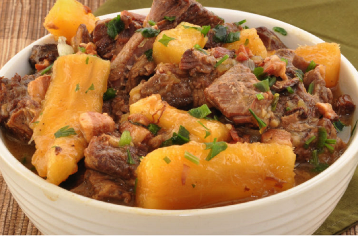 Costela com mandioca servida no Tempero Leve